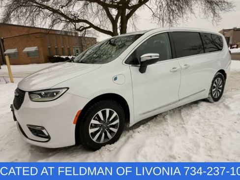 Used 2023 Chrysler Pacifica Limited image 4