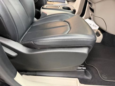 Used 2024 Chrysler Pacifica Limited FWD image 32