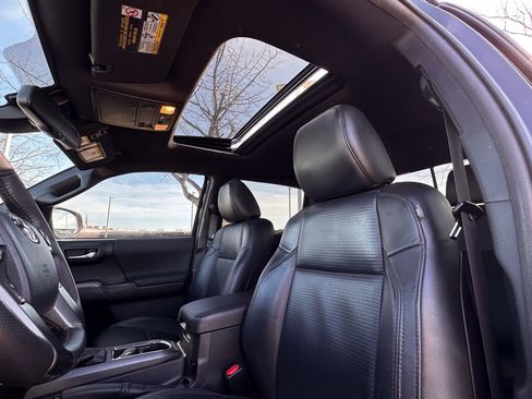 Used 2018 Toyota Tacoma TRD Sport w/ TRD Premium Sport Package image 9