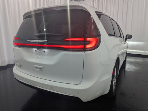 New 2026 Chrysler Pacifica Select image 7