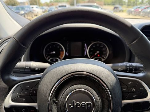 Used 2018 Jeep Renegade Latitude AWD/4WD image 7