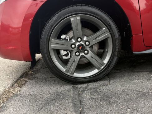 Used 2009 Pontiac Vibe w/ Sun And Sound Package image 5