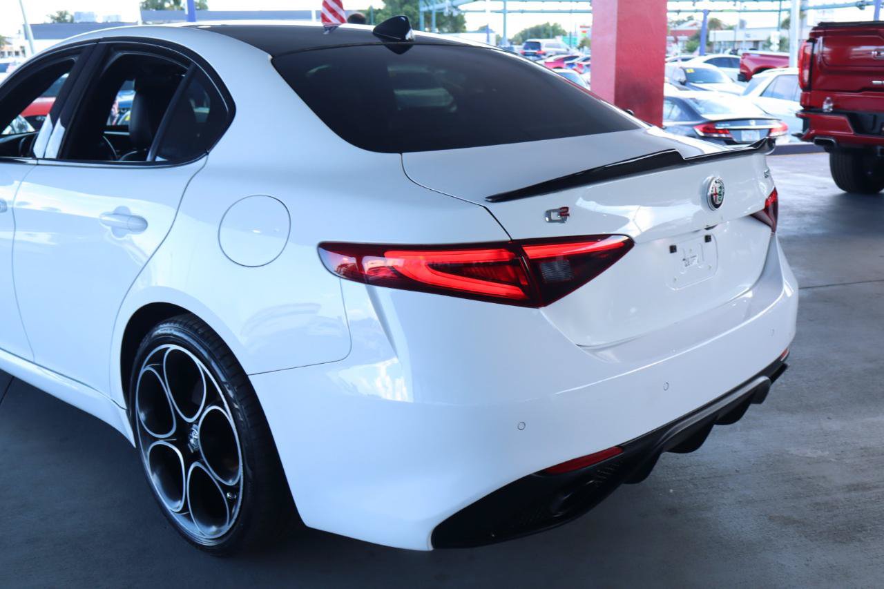 Used 2023 Alfa Romeo Giulia Veloce RWD image 9