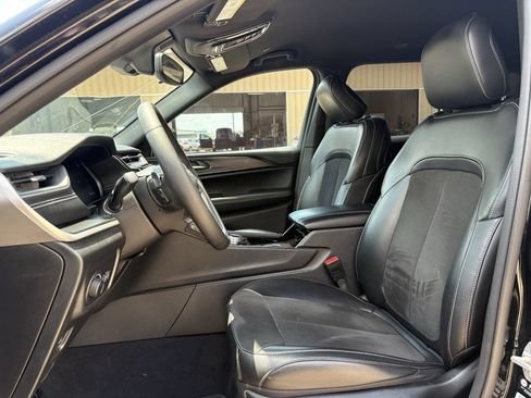 Used 2023 Jeep Grand Cherokee L Laredo RWD image 12