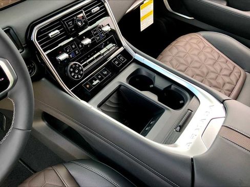 New 2025 Nissan Armada Platinum Reserve image 7