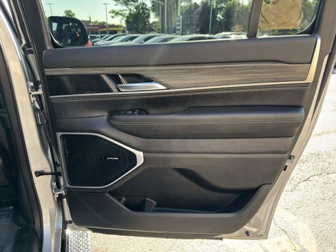 Used 2024 Jeep Wagoneer L Series II w/ Flexible Seating Group AWD/4WD image 37
