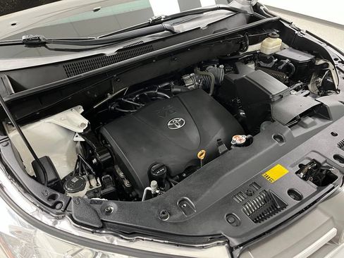 Used 2018 Toyota Highlander Plus w/ Carpet Mat Package (TMS) AWD/4WD image 64