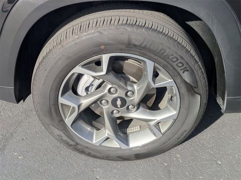 Used 2025 Chevrolet Trax LT w/ LT Convenience Package image 13