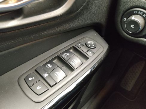 Used 2021 Jeep Cherokee Latitude Plus AWD/4WD image 27