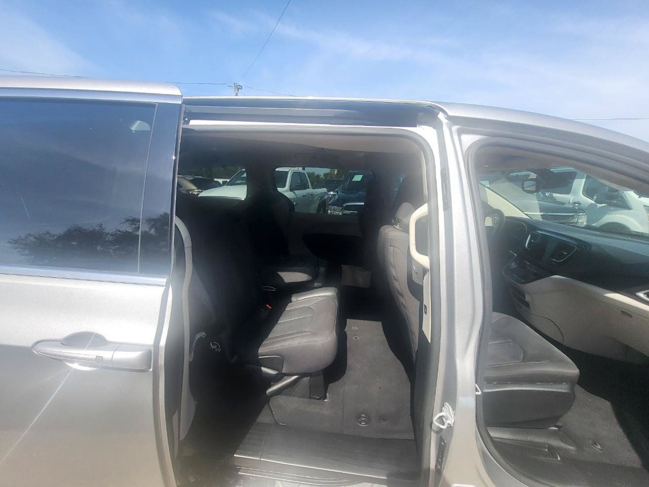 Used 2017 Chrysler Pacifica Touring w/ Tire & Wheel Group FWD image 14