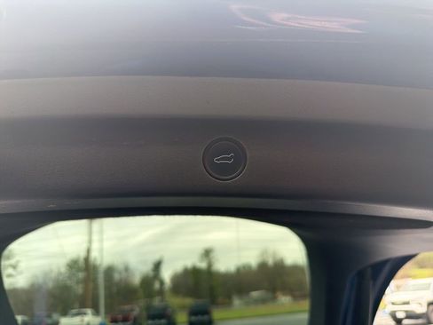 Used 2022 Tesla Model Y Long Range image 17