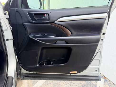 Used 2019 Toyota Highlander Plus FWD image 25