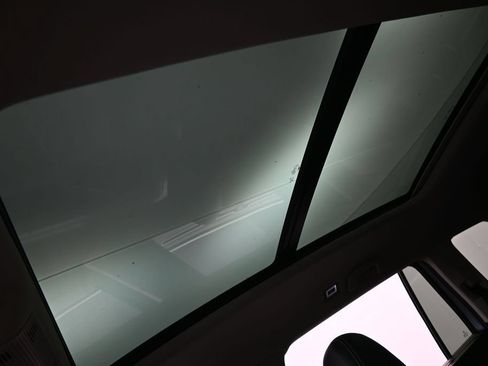 Used 2024 Volkswagen Atlas SE w/ Panoramic Sunroof Package FWD image 26