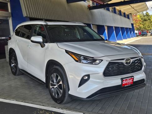 Used 2023 Toyota Highlander XLE image 3