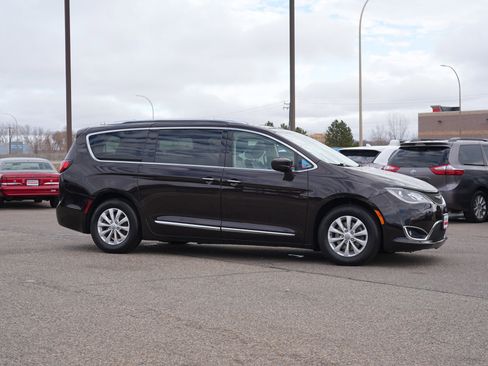 Used 2019 Chrysler Pacifica Touring-L image 2