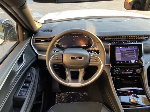 New 2025 Jeep Grand Cherokee L Altitude image 17