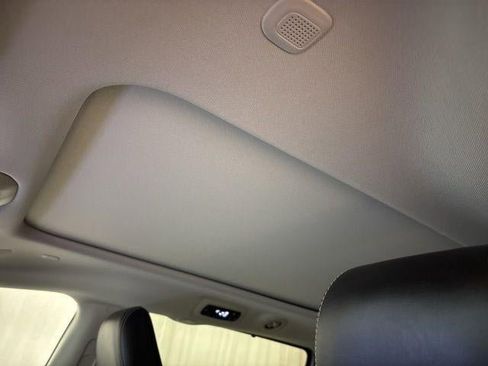 Used 2024 Chrysler Pacifica Limited image 23