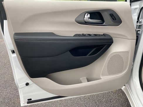 Used 2023 Chrysler Pacifica Touring-L FWD image 16