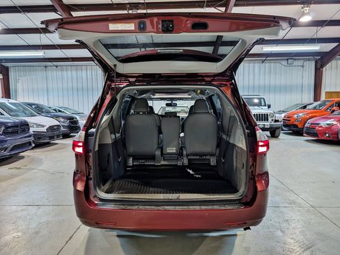Used 2017 Toyota Sienna XLE Premium image 24