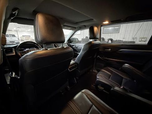 Used 2019 Toyota Highlander XLE image 9