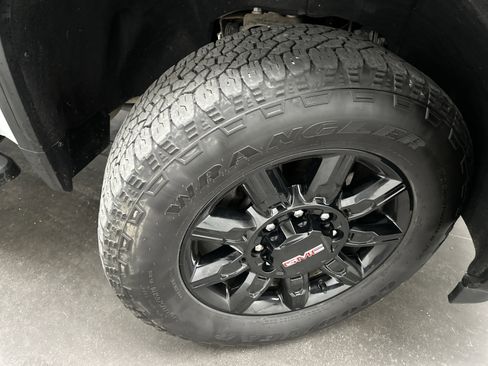 Used 2024 GMC Sierra 2500 AT4 AWD/4WD image 16