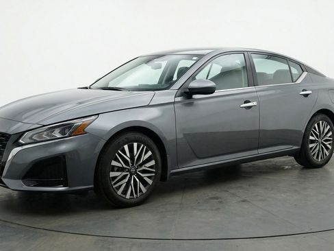 Used 2025 Nissan Altima 2.5 SV image 3