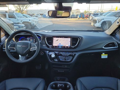 New 2026 Chrysler Pacifica Select image 8