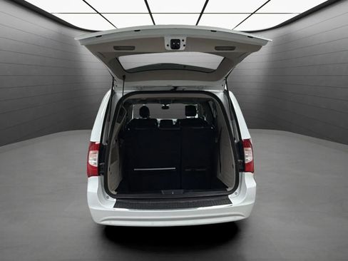 Used 2016 Chrysler Town & Country Limited FWD image 20