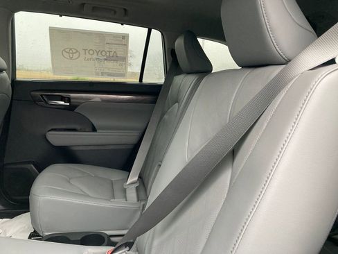 New 2026 Toyota Highlander Platinum AWD/4WD image 11