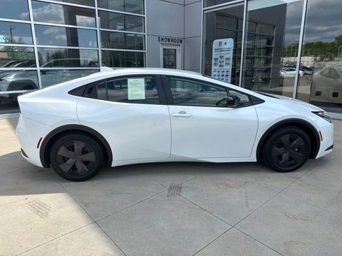 Used 2025 Toyota Prius LE FWD image 9