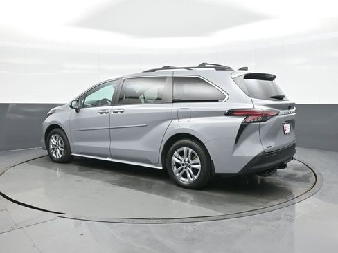 Used 2022 Toyota Sienna XLE Woodland Edition image 5