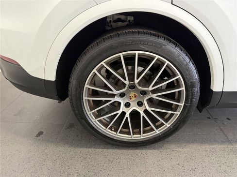 Certified 2022 Porsche Cayenne Platinum Edition image 12