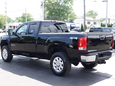 Used 2011 GMC Sierra 2500 SLE w/ SLE Preferred Package AWD/4WD image 2