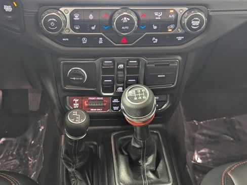 Used 2024 Jeep Wrangler Unlimited Rubicon AWD/4WD image 22