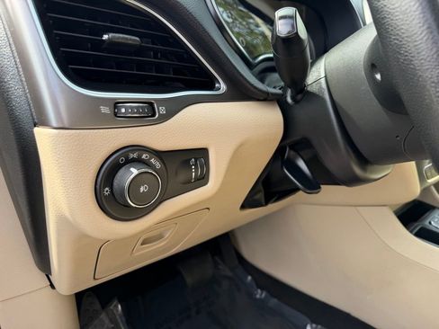 Used 2019 Jeep Cherokee Latitude w/ Popular Appearance Group FWD image 14
