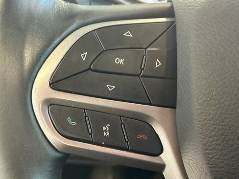 Used 2019 Jeep Cherokee Latitude Plus w/ Comfort/Convenience Group AWD/4WD image 17