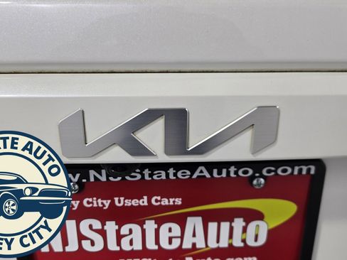 Used 2023 Kia Niro SX image 28