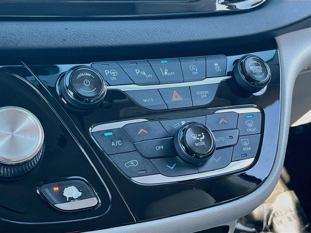 Used 2018 Chrysler Pacifica Touring-L w/ Advanced Safetytec Group FWD image 15