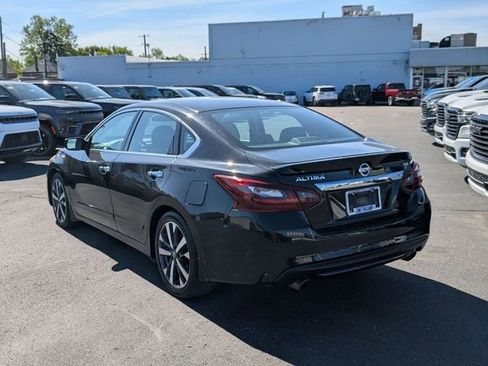 Used 2017 Nissan Altima 2.5 SR w/ LED Appearance Package FWD image 4