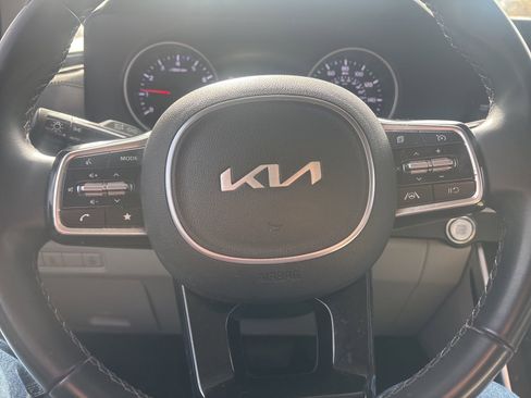 Used 2024 Kia Carnival LX image 15