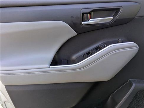 Used 2023 Toyota Highlander XLE image 11
