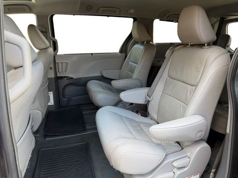 Used 2019 Toyota Sienna XLE FWD image 19