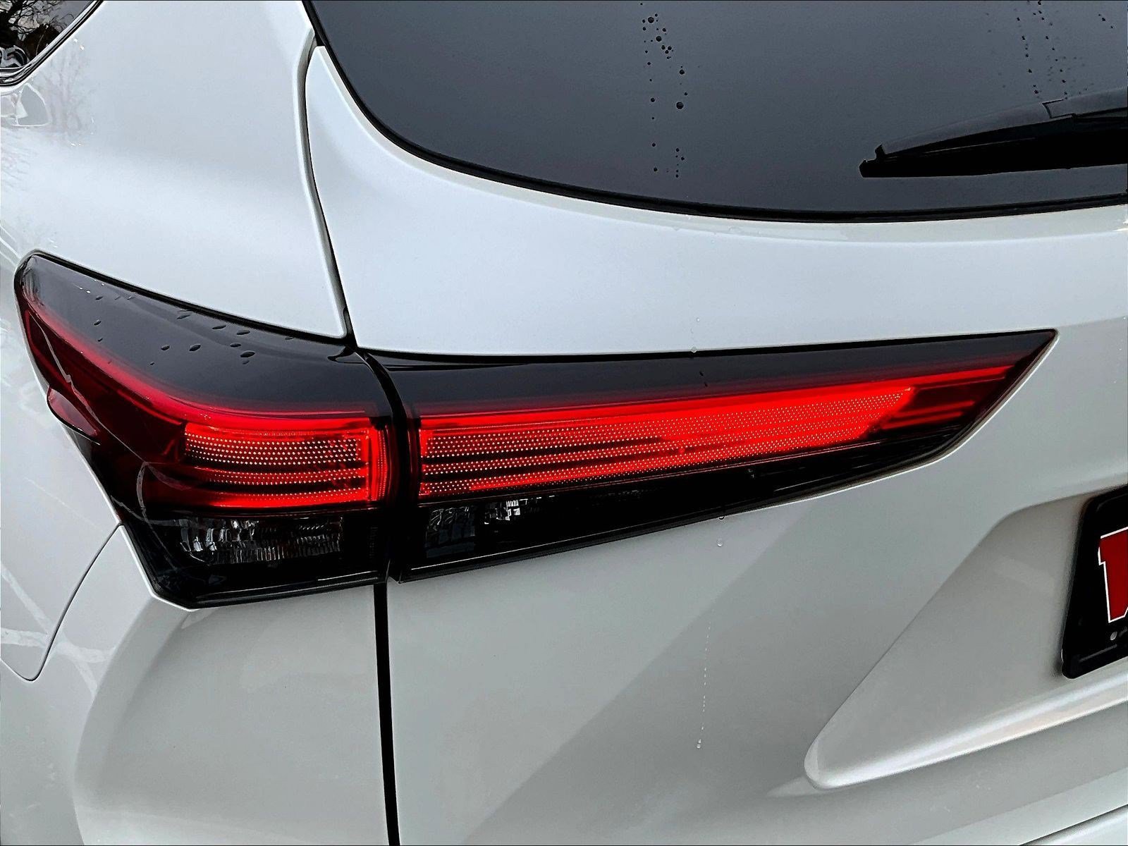 Used 2020 Toyota Highlander XLE AWD/4WD image 23
