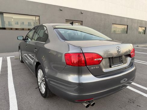 Used 2011 Volkswagen Jetta SEL image 2