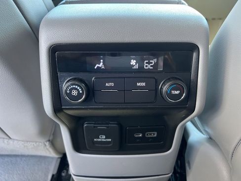 Used 2023 GMC Acadia SLT image 19