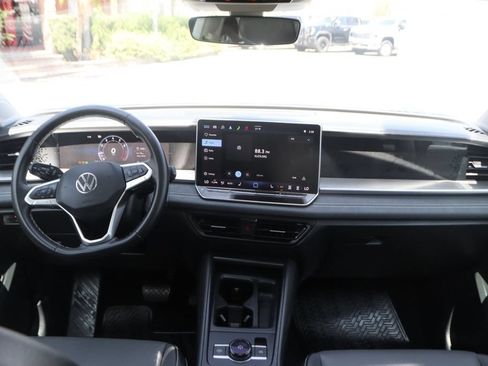 Used 2025 Volkswagen Tiguan SE AWD/4WD image 25