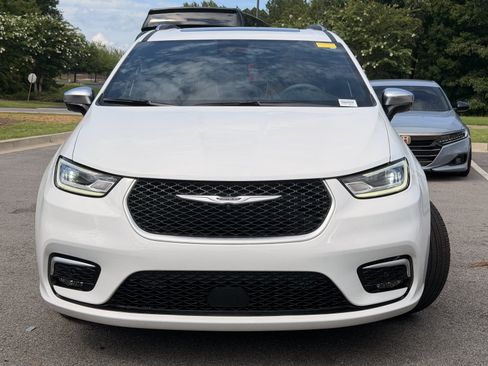 Used 2026 Chrysler Pacifica Pinnacle FWD image 11