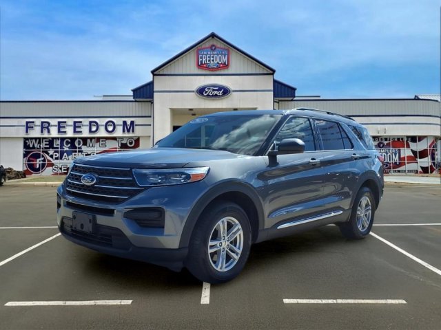 Used 2023 Ford Explorer XLT AWD/4WD image 2