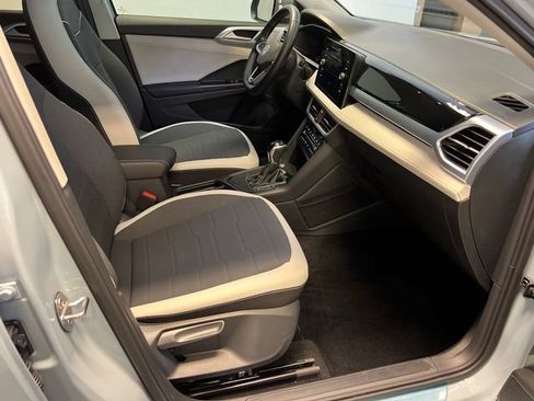 Certified 2025 Volkswagen Taos SE FWD image 10