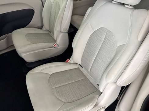 Used 2018 Chrysler Pacifica Touring Plus FWD image 25